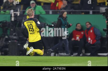 Dortmund, Deutschland. 31st Oct, 2019. firo: 30.10.2019, Football, Football: DFB Pokal, Season 2019/2020, BVB Borussia Dortmund - VfL Borussia Monchengladbach Monchengladbach 2: 1 jubilation Julian Brandt, | usage worldwide Credit: dpa/Alamy Live News Stock Photo