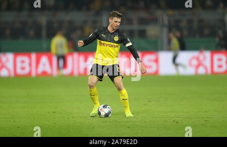 Dortmund, Deutschland. 31st Oct, 2019. firo: 30.10.2019, Football, Football: DFB Pokal, Season 2019/2020, BVB Borussia Dortmund - VfL Borussia Monchengladbach Monchengladbach 2: 1 single action, Lukasz Piszczek | usage worldwide Credit: dpa/Alamy Live News Stock Photo