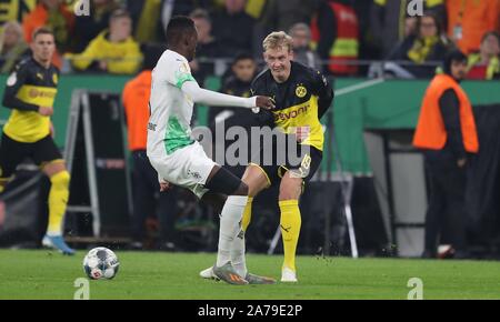 Dortmund, Deutschland. 31st Oct, 2019. firo: 30.10.2019, Football, Football: DFB Pokal, Season 2019/2020, BVB Borussia Dortmund - VfL Borussia Monchengladbach Monchengladbach 2: 1 Julian Brandt, duels | Credit: dpa/Alamy Live News Stock Photo