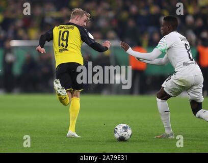 Dortmund, Deutschland. 31st Oct, 2019. firo: 30.10.2019, Football, Football: DFB Pokal, Season 2019/2020, BVB Borussia Dortmund - VfL Borussia Monchengladbach Monchengladbach 2: 1 Julian Brandt, Hack, prepares his goal | usage worldwide Credit: dpa/Alamy Live News Stock Photo