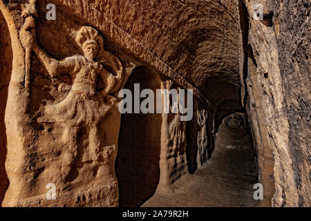 Italia Marche Osimo Grotte Campana Ingresso con figure allegoriche a sx La Corsica, interpretazione di Cesare Ripa Figura femminile con lancia in mano| Italy Marche Osimo Campana caves entrance with allegorical figures Corsica interpretation by Cesare Ripa Female figure with spear in hand Stock Photo