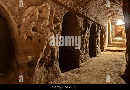 Italia Marche Osimo Grotte Campana Ingresso con figure allegoriche L'ingegno interpretazione di Cesare Ripa Giovane alato con un'aquila come cimiero e pronto a scagliare frecce| Italy Marche Osimo Campana caves entrance with allegorical figures 'intelligence' interpretation by Cesare Ripa, a winged young man with an eagle as a crest and ready to shoot arrows Stock Photo