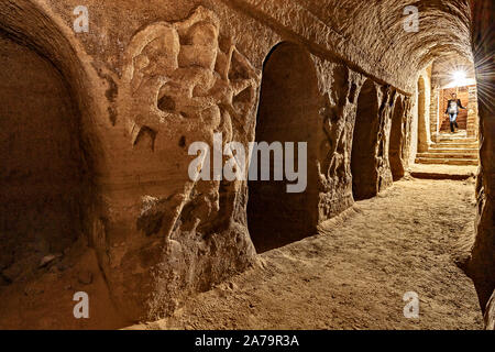 Italia Marche Osimo Grotte Campana Ingresso con figure allegoriche L'ingegno interpretazione di Cesare Ripa Giovane alato con un'aquila come cimiero e pronto a scagliare frecce| Italy Marche Osimo Campana caves entrance with allegorical figures 'intelligence' interpretation by Cesare Ripa, a winged young man with an eagle as a crest and ready to shoot arrows Stock Photo