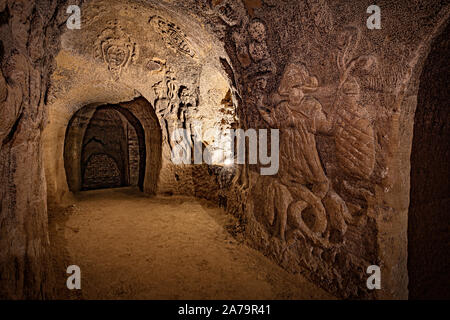 Italia Marche Osimo Grotte Campana a dx uomo barbuto e in fondo Ermete Trismegisto (Mercurio) e donna con capelli lunghi | Italy Marche Osimo Campana caves to the right bearded man and in the background Hermes Trismegistus (Mercury) and woman with long hair Stock Photo