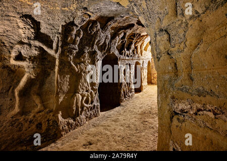 Italia Marche Osimo Grotte Campana Ingresso con figure mitologiche| Italy Marche Osimo Campana caves entrance with mythological figures Stock Photo