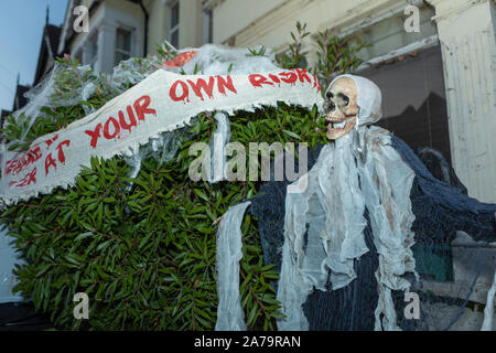 Westcliff on Sea, UK. 31st Oct, 2019. Haunted house in the suburbs of Westcliff on Sea, ready for the Halloween evening. Penelope Barritt/Alamy Live News Stock Photo