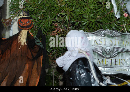 Westcliff on Sea, UK. 31st Oct, 2019. Haunted house in the suburbs of Westcliff on Sea, ready for the Halloween evening. Penelope Barritt/Alamy Live News Stock Photo