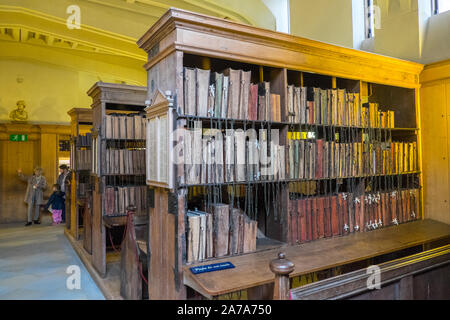 Books,in,Chained Library,Hereford Cathedral,Hereford,Cathedral,county,town,in,England,English,near,Wales,Welsh,Border,Herefordshire,UK,GB,British Stock Photo