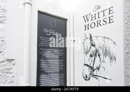 History wall plaque on 16th century White Horse Pub, Castle Hill Road, Dover, Kent, England, United Kingdom Stock Photo