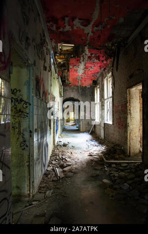 corridor perspective in berlin's urbex zombie-hospital Stock Photo