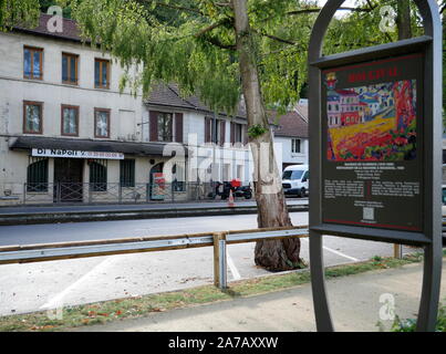 AJAXNETPHOTO. BOUGIVAL, FRANCE. - URBAN LANDSCAPE - ON THE D113 DUAL CARRIAGEWAY BORDERING THE RIVER SEINE AT QUAI RENNEQUIN SUALEM. A SCENE PAINTED BY THE FAUVIST/EXPRESSIONIST PAINTER MAURICE DE VLAMINCK ENTITLED ' RESTAURANT DE LA MACHINE A BOUGIVAL 1905' (SEE INFO PANEL FOR THE ARTIST AT RIGHT); THE BUILDINGS IN VLAMINCK'S PAINTING STILL STAND BUT THE RESTAURANT NOW CALLED LA NAPOLI IN THIS PICTURE IS A PIZZA HOUSE. THE LOCATION WAS ALSO FREQUENTED BY 19TH CENTURY IMPRESSIONIST ARTISTS, INCLUDING ALFRED SISLEY, CAMIILE PISSARRO, AND CLAUDE MONET. PHOTO:JONATHAN EASTLAND/AJAX REF:GX8 192609 Stock Photo