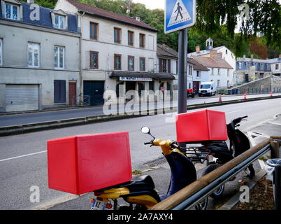 AJAXNETPHOTO. BOUGIVAL, FRANCE. - URBAN LANDSCAPE - ON THE D113 DUAL CARRIAGEWAY BORDERING THE RIVER SEINE AT QUAI RENNEQUIN SUALEM, A SCENE PAINTED BY THE FAUVIST/EXPRESSIONIST PAINTER MAURICE DE VLAMINCK ENTITLED ' RESTAURANT DE LA MACHINE A BOUGIVAL 1905'; THE BUILDINGS IN VLAMINCK'S PAINTING STILL STAND BUT THE RESTAURANT NOW CALLED LA NAPOLI IN THIS PICTURE IS A PIZZA HOUSE. THE LOCATION WAS ALSO FREQUENTED BY 19TH CENTURY IMPRESSIONIST ARTISTS, INCLUDING ALFRED SISLEY, CAMIILE PISSARRO, AND CLAUDE MONET. PHOTO:JONATHAN EASTLAND/AJAX REF:GX8 192609 638 Stock Photo