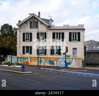 AJAXNETPHOTO. BOUGIVAL, FRANCE. - HOUSE OF ARTIST - HOUSE NEAR THE RIVER SEINE ON CORNER OF BUSY D321 ROAD, LIVED IN BY THE IMPRESSIONIST ARTIST BERTHE MORISOT FROM 1881 TO 1884. PROPERTY RENNOVATED IN 2023. PHOTO:JONATHAN EASTLAND/AJAX REF:GX8 192609 666 Stock Photo
