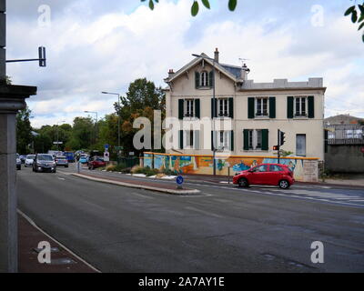 AJAXNETPHOTO. BOUGIVAL, FRANCE. - HOUSE OF ARTIST - HOUSE NEAR THE RIVER SEINE ON CORNER OF BUSY D321 ROAD, LIVED IN BY THE IMPRESSIONIST ARTIST BERTHE MORISOT FROM 1881 TO 1884.PROPERTY RENNOVATED IN 2023. PHOTO:JONATHAN EASTLAND/AJAX REF:GX8 192609 667 Stock Photo