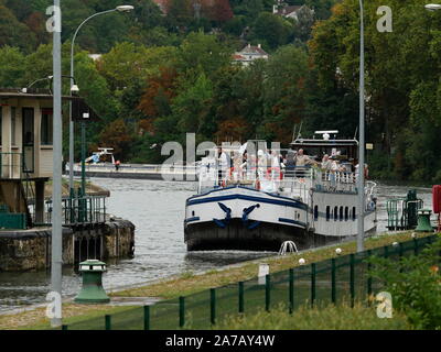 AJAXNETPHOTO. 2019. BOUGIVAL, FRANCE. - THE CONVERTED 1949 PENICHE LE SIGNATURE ENTERING THE LOCK AT BOUGIVAL ON ONE OF ITS REGULAR RIVER SEINE CRUISES, ITS DECK CROWDED WITH PASSENGERS. PHOTO:JONATHAN EASTLAND/AJAX REF:GX8 192609 592 Stock Photo