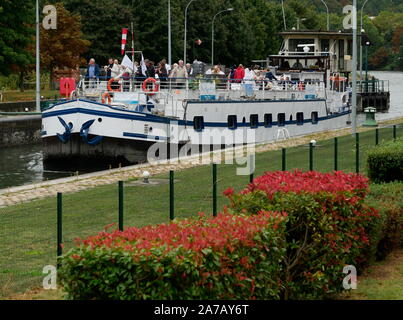 AJAXNETPHOTO. 2019. BOUGIVAL, FRANCE. - THE CONVERTED 1949 PENICHE LE SIGNATURE ENTERING THE LOCK AT BOUGIVAL ON ONE OF ITS REGULAR RIVER SEINE CRUISES, ITS DECK CROWDED WITH PASSENGERS. PHOTO:JONATHAN EASTLAND/AJAX REF:GX8 192609 595 Stock Photo