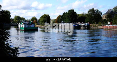 AJAXNETPHOTO. BOUGIVAL, FRANCE. - RIVER SEINE - A PUSHER TUG WAITS TO ENTER THE LOCKS AT BOUGIVAL. OLD FREYCINET PENICHES BARGES ARE MOORED ON THE RIGHT. 19TH CENTURY IMPRESSIONIST ARTISTS ALFRED SISLEY, CAMILLE PISSARRO, CLAUDE MONET, AUGUSTE RENOIR, AND FAUVIST/EXPRESSIONIST PAINTER MAURICE DE VLAMINCK MADE STUDIES OF RIVER LIFE NEAR HERE. SO TOO DID ENGLISH PAINTER J.M.W. TURNER WHO TRAVELLED THE LENGTH OF THE SEINE IN SEARCH OF MOTIFS.PHOTO:JONATHAN EASTLAND/AJAX REF:GX8 192609 654 Stock Photo