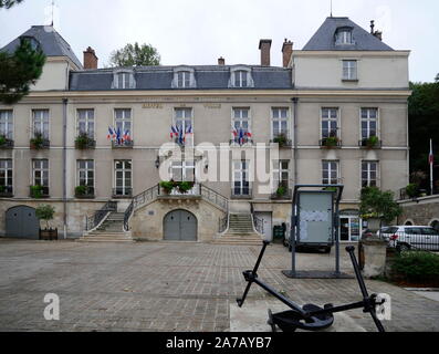 AJAXNTPHOTO. 2019. PORT MARLY, FRANCE. - COUNCIL HOUSE - THE IMPOSING TOWN HALL.PHOTO:JONATHAN EASTLAND REF:GX8 192609 547 Stock Photo