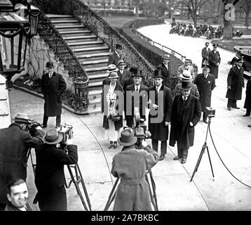 Franklin D. Roosevelt - Franklin D. Roosevelt inauguration. Eleanor Roosevelt and Franklin D. Roosevelt and photographer outside White House, Washington, D.C. March 4, 1933 Stock Photo