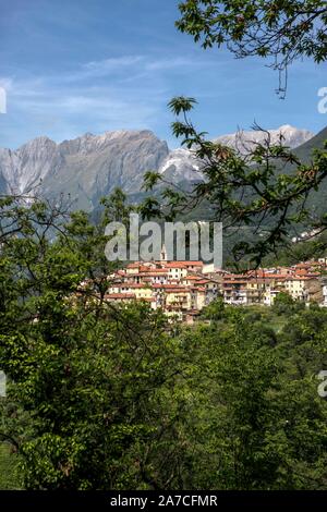Ein Bergdorf in der Toskana bei Massa. Im Hintergrund erkennbar ein Marmorsteinbruch. Stock Photo