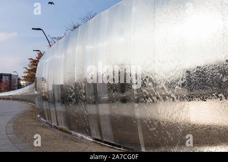 The Cutting Edge sculpture and fountain outside Sheffield Railway Station Stock Photo