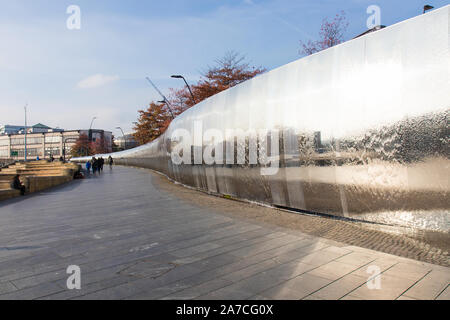 The Cutting Edge sculpture and fountain outside Sheffield Railway Station Stock Photo