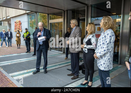 Provincial House, The Hague, The Netherlands. Monday 14th October, 2019. Nitrogen and Dutch government guide-lines. Dutch farmers took to protesting a Stock Photo