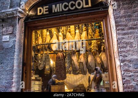 Feinkost in Siena: Pizzicheria de Miccoli verkauft Schinken, Wildschwein, Käse und andere Spezialitäten aus der Region. Die Schinkenkeulen hängen an d Stock Photo