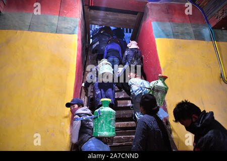 Lhasa, China's Tibet Autonomous Region. 1st Nov, 2019. Workers prepare to paint the Potala Palace during an annual renovation of the ancient architectural complex in Lhasa, capital of southwest China's Tibet Autonomous Region, Nov. 1, 2019. Credit: Li Xin/Xinhua/Alamy Live News Stock Photo