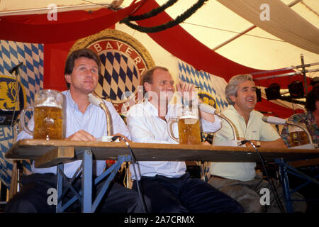 Munich, Deutschland. 14th Nov, 2019. The withdrawal of Uli Hoeness as president of FC Bayern Munich. Archive photo; Jupp HEYNCKES, left, Germany, football, coach FC Bayern Munich, manager Uli HOENESS Hoeness and president Fritz SCHERER are sitting at a beer table and have mass kitchens with beer on the table, at the Open Day on 30.07.1989, | usage worldwide Credit: dpa/Alamy Live News Stock Photo