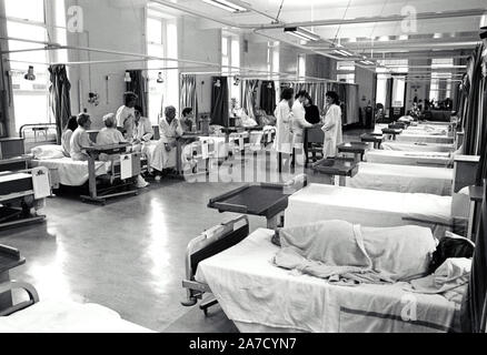 Ward, City Hospital, Nottingham UK 1991 Stock Photo