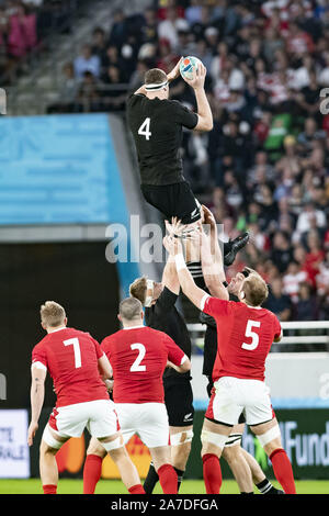 Tokyo, Japan. 1st Nov, 2019. New Zealand's Brodie Retallick catches the line out during the Rugby World Cup 2019 Bronze Final between New Zealand and Wales at Tokyo Stadium. New Zealand defeats Wales 40-17. Credit: Rodrigo Reyes Marin/ZUMA Wire/Alamy Live News Stock Photo