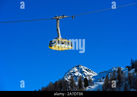 Ropeway cabin of the Diavolezza cable car, skiing area Diavolezza-Lagalb, Pontresina, Val Bernina, Engadin, Grisons, Switzerland Stock Photo