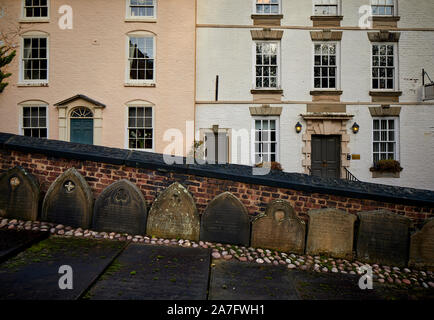 Knutsford town, Cheshire. historic buildings on Church Hill with grave stones in St John's Parish Church Stock Photo