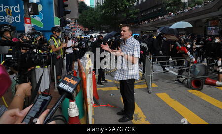 Hong Kong, China. 02nd Nov 2019. (191102) -- Hong Kong, Nov. 2, 2019 (Xinhua) -- A man speaks to media at Queen's Road East in Hong Kong, south China, Nov. 2, 2019. Black-clad illegal protesters blocked roads and disrupted traffic at Queen's Road East on Saturday. A man braved the illegal protesters to clear the barricades out of the road. (Xinhua) Stock Photo