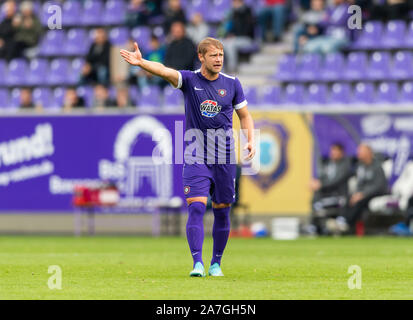 Aue, Germany. 02nd Nov, 2019. Soccer: 2nd Bundesliga, FC Erzgebirge Aue - 1st FC Heidenheim, 12th matchday, in the Sparkassen-Erzgebirgsstadion. Aues Jan Hochscheidt gestures. Credit: Robert Michael/dpa-Zentralbild/dpa - IMPORTANT NOTE: In accordance with the requirements of the DFL Deutsche Fußball Liga or the DFB Deutscher Fußball-Bund, it is prohibited to use or have used photographs taken in the stadium and/or the match in the form of sequence images and/or video-like photo sequences./dpa/Alamy Live News