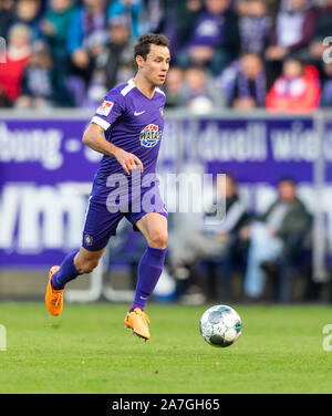 Aue, Germany. 02nd Nov, 2019. Soccer: 2nd Bundesliga, FC Erzgebirge Aue - 1st FC Heidenheim, 12th matchday, in the Sparkassen-Erzgebirgsstadion. Clemens Fandrich plays the ball. Credit: Robert Michael/dpa-Zentralbild/dpa - IMPORTANT NOTE: In accordance with the requirements of the DFL Deutsche Fußball Liga or the DFB Deutscher Fußball-Bund, it is prohibited to use or have used photographs taken in the stadium and/or the match in the form of sequence images and/or video-like photo sequences./dpa/Alamy Live News