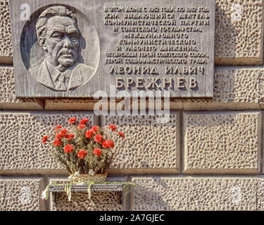 Moscow, Russia. 1st Feb, 1989. A commemorative plaque and a shelf of flowers, on the wall of a stately Moscow apartment building at 26 Kutuzovsky Prospect, (where he and other Soviet leaders lived) honoring Leonid Brezhnev, General Secretary of the Central Committee of the Communist Party of the Soviet Union from 1964 until his death in 1982 Credit: Arnold Drapkin/ZUMA Wire/Alamy Live News Stock Photo