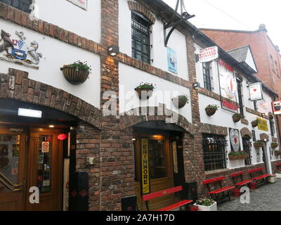 Commercial Court is a cobbled, narrow alleyway in Belfast's Cathedral Quarter where the buildings are adorned in Irish nostalgia and pub bric-a-brac. Stock Photo