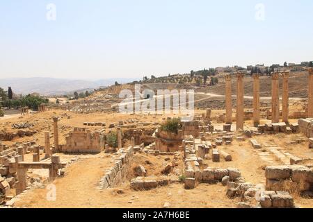 JORDANIA. JERASH AMMAN. Jerash , es el sitio de las ruinas de la ciudad grecorromana de Gerasa, también conocida como Antioquía en el Río Dorado. Jerash es considerada una de las ciudades romanas más importantes y mejor conservadas del Cercano Oriente. Era una ciudad de la Decápolis.. VISTA DE LA ACXROPOLIS DESDE EL TEMPLO DE ARTEMISA. Stock Photo