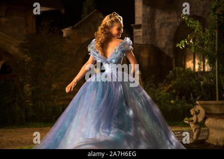 LILY JAMES in CINDERELLA (2015), directed by KENNETH BRANAGH. Credit: WALT DISNEY PRODUCTIONS / Album Stock Photo