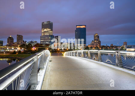 Night Skyline of Milwaukee, Wisconsin from along the Hank Aaron Trail in  Lakeshore State Park Stock Photo