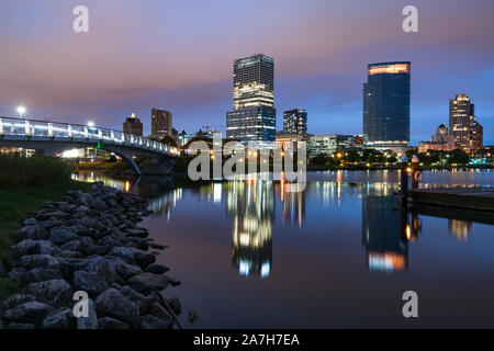 Night Skyline of Milwaukee, Wisconsin from along the Hank Aaron Trail in  Lakeshore State Park Stock Photo