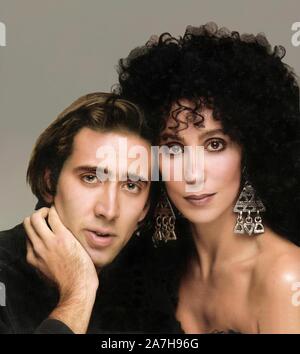 NICOLAS CAGE and CHER in MOONSTRUCK (1987), directed by NORMAN JEWISON. Credit: M.G.M. / Album Stock Photo