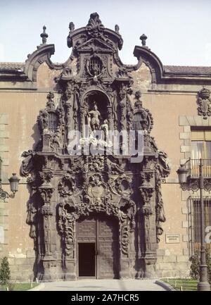 PORTADA DEL ANTIGUO HOSPICIO - 1726 - BARROCO ESPAÑOL - (SIN RESTAURAR) - ANTIGUO MUSEO MUNICIPAL - ACTUAL MUSEO DE HISTORIA DE MADRID. Author: PEDRO DE RIBERA. Location: MUSEO DE HISTORIA-EDIFICIO. SPAIN. Stock Photo