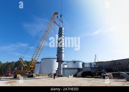 MOSCOW, RUSSIA, 08.2018: The construction of an oil refinery, near Moscow. industrial cranes (LIEBHERR), construction and installation of components o Stock Photo