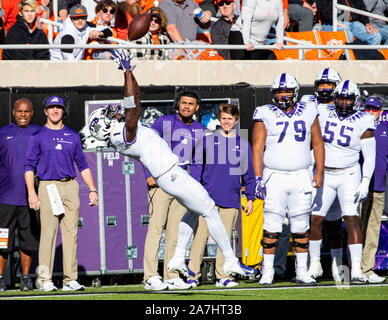 Stillwater, Oklahoma, USA. 2nd Nov, 2019. TCU Horned Frogs wide receiver Jalen Reagor (1) diving to catch the football as his team looks on during the game on Saturday, November 02, 2019 at Boone Pickens Stadium in Stillwater, Oklahoma. Credit: Nicholas Rutledge/ZUMA Wire/Alamy Live News Stock Photo