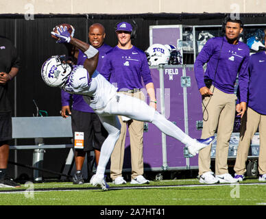 Stillwater, Oklahoma, USA. 2nd Nov, 2019. TCU Horned Frogs wide receiver Jalen Reagor (1) diving to catch the football as his team looks on during the game on Saturday, November 02, 2019 at Boone Pickens Stadium in Stillwater, Oklahoma. Credit: Nicholas Rutledge/ZUMA Wire/Alamy Live News Stock Photo