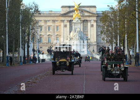 London, UK. 3rd Nov, 2019. Competitors take part in The annual Bonhams London to Brighton Veteran Car Run. An extraordinary entry of more than 400 pre-1905 cars left Hyde Park as dawn broke, ready to tackle the epic 60-mile drive from capital to coast as the world's longest-running motoring event dating back to 1927 got underway. Credit: MARTIN DALTON/Alamy Live News Stock Photo