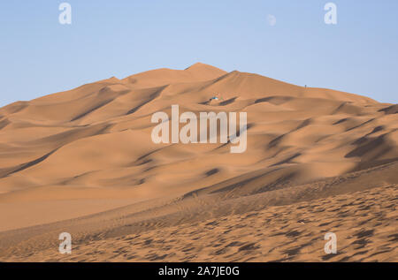 a section of the wider Taklamakan Desert, and part of the Tarim Basin, the Kumtag Desert is famous for it's sandy dunes and the beautiful landscape Stock Photo